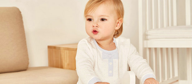 万事博服装：满月到一岁间的宝宝如何挑衣服